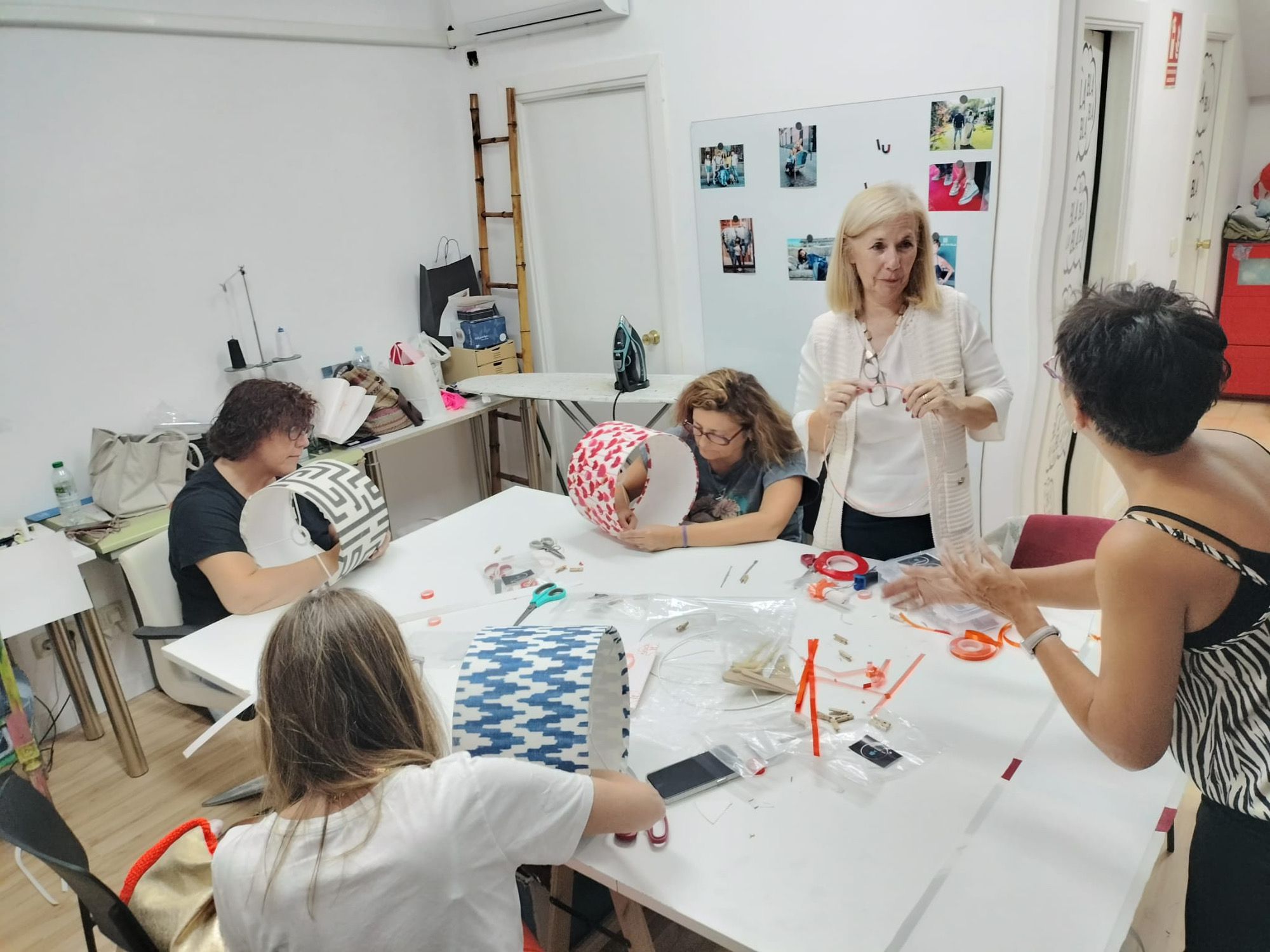 Materiales y trabajo manual en uno de los talleres de pantallas de Blue Lampshade