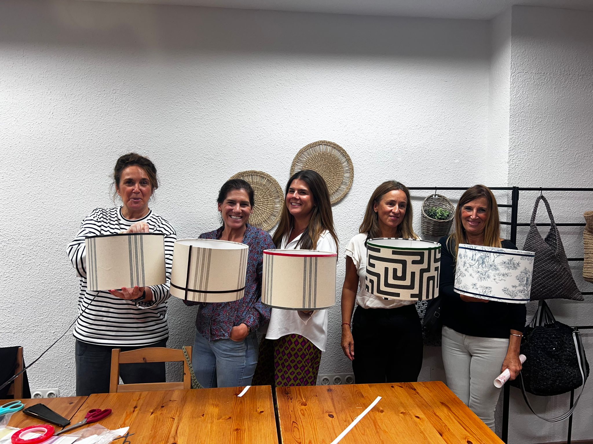 Participantes mostrando las pantallas que han creado en un taller de Blue Lampshade