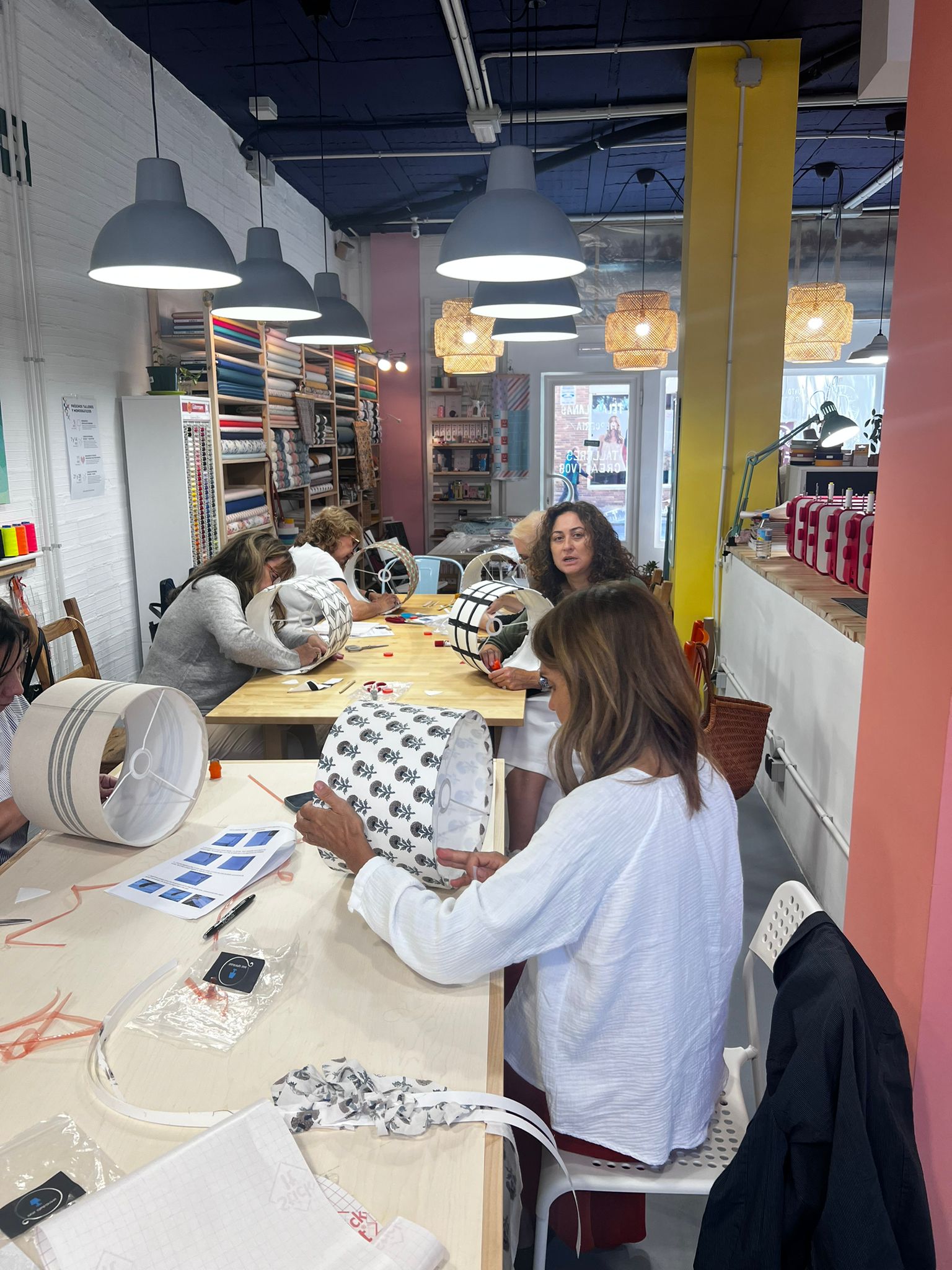 Trabajo paso a paso con telas y armazones en un taller de pantallas